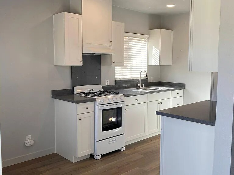 44231 Cedar Ave in Lancaster, CA - Building Photo