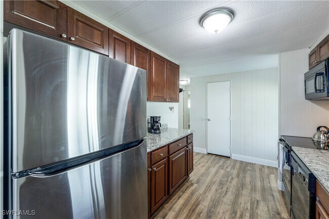 property at 21 Lemans Dr