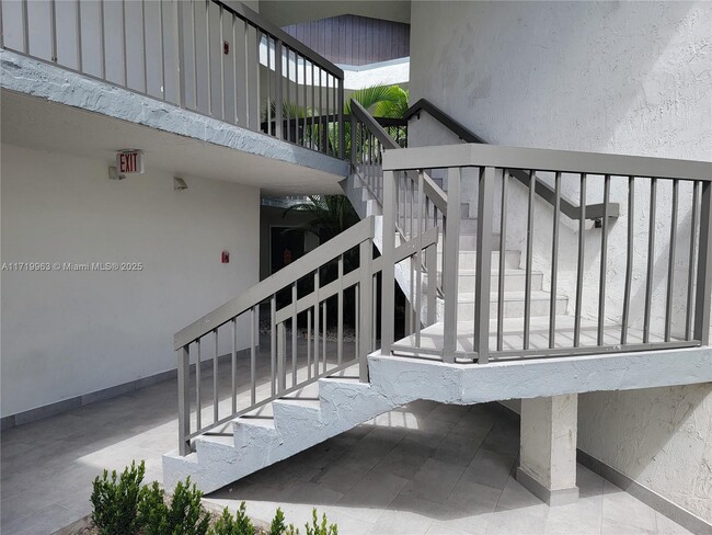 9421 Fontainebleau Blvd in Miami, FL - Building Photo - Building Photo