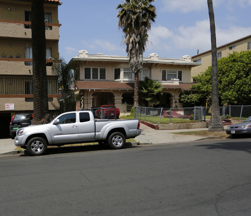 305 S Manhattan Pl in Los Angeles, CA - Foto de edificio