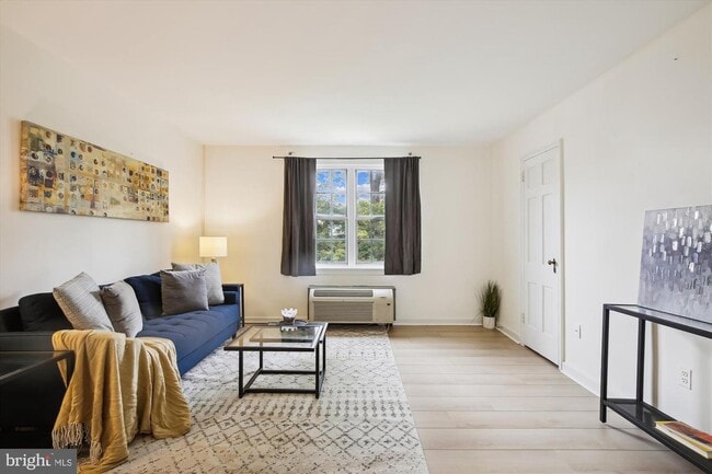 16 Auburn Ct, Unit c in Alexandria, VA - Building Photo - Building Photo