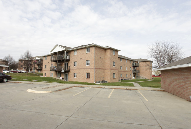 Pine Tree Apartments in Lincoln, NE - Building Photo - Building Photo