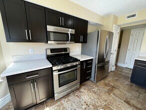 9240 Crossing Dr in Fishers, IN - Foto de edificio - Building Photo