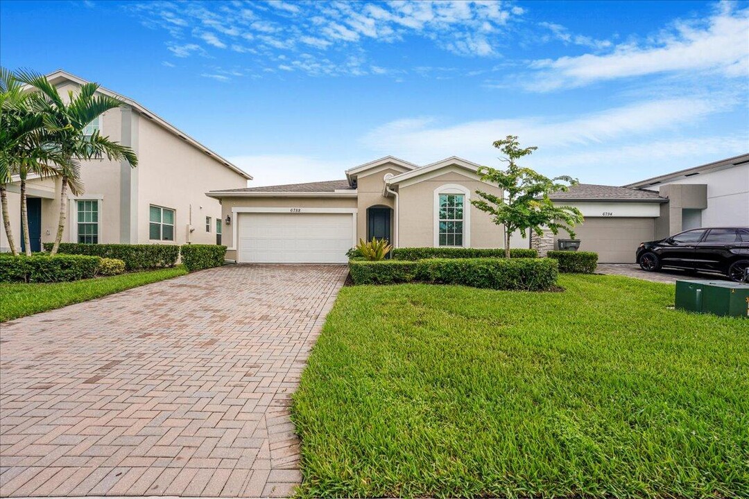 6788 Pointe of Woods Dr in West Palm Beach, FL - Building Photo