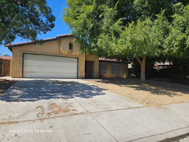 1901 Calla Lily Dr in Bakersfield, CA - Foto de edificio - Building Photo