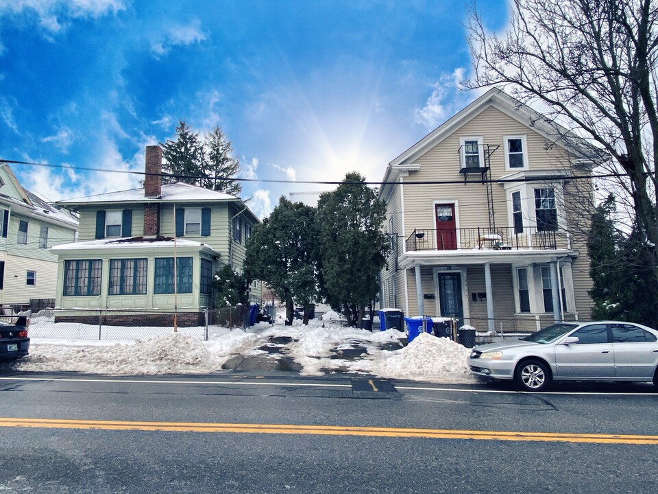 6 Sixth St in East Providence, RI - Building Photo