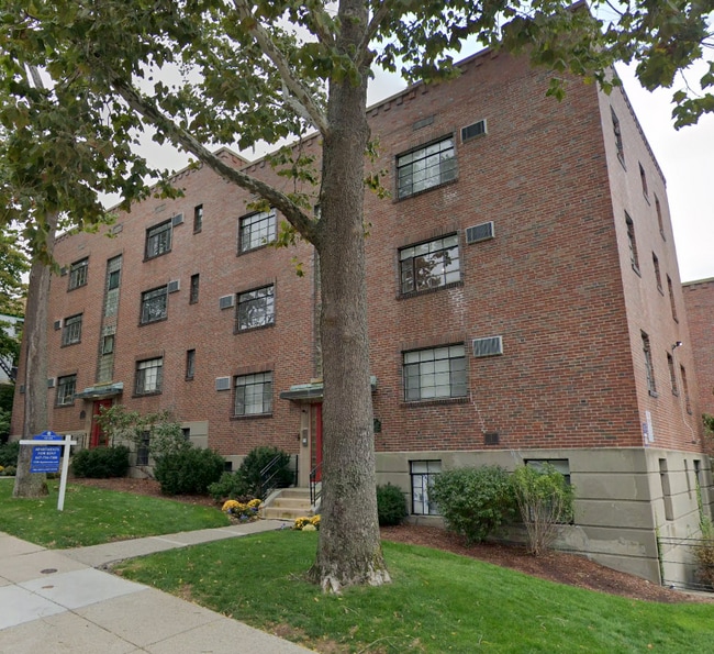 50 Alton Pl, Unit 3 in Brookline, MA - Foto de edificio - Building Photo