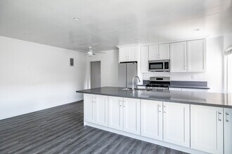 4021 Stevely Ave in Los Angeles, CA - Foto de edificio - Interior Photo