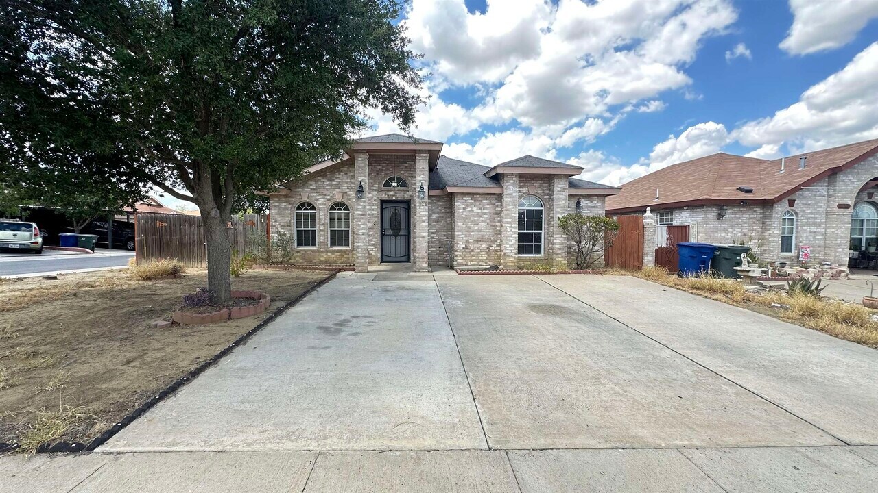 1028 Merrimack Loop in Laredo, TX - Building Photo