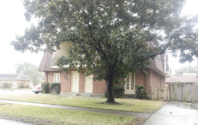 300-302 Lilac St in Metairie, LA - Foto de edificio - Building Photo