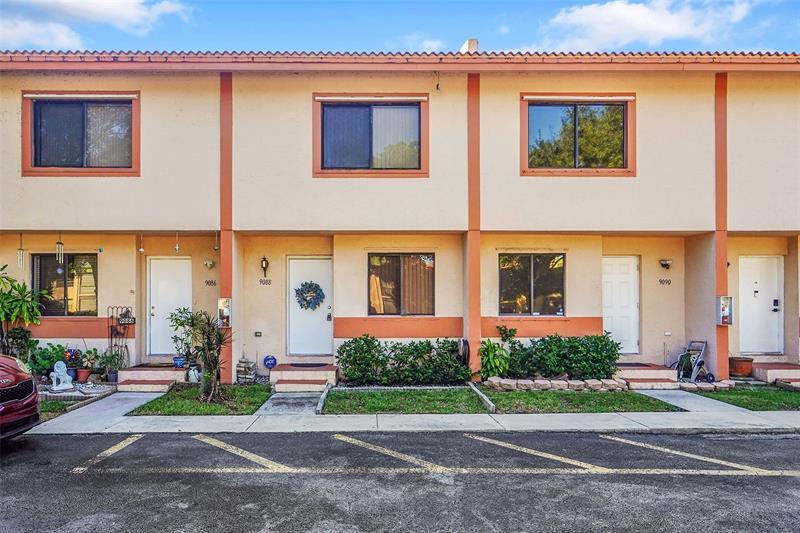 9088 NW 40th St in Coral Springs, FL - Building Photo