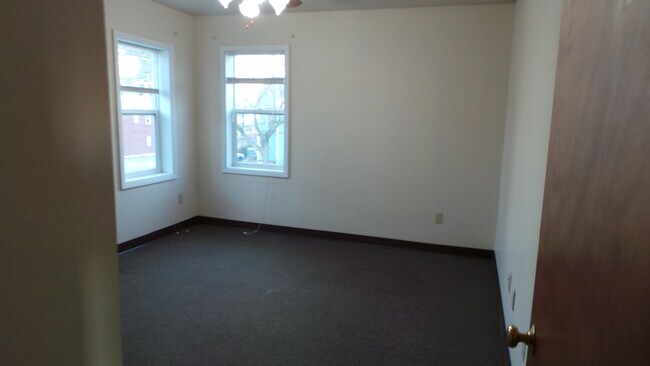 158 S Cottage St, Unit 1 in Whitewater, WI - Foto de edificio - Building Photo