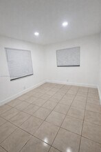 221 NE 40th St in Oakland Park, FL - Building Photo - Building Photo