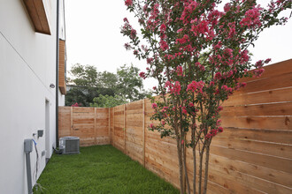 2723 Kimsey Dr in Dallas, TX - Foto de edificio - Building Photo