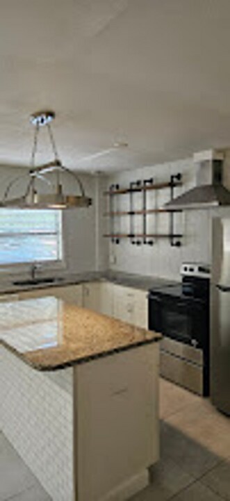 2300 E Crystal Lake Ave in Orlando, FL - Building Photo