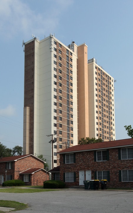 Stillwell Towers in Savannah, GA - Foto de edificio