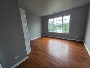 2402 Oakfield Ct in Aurora, IL - Building Photo - Building Photo