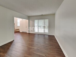 5802 Swanston Dr in Charlotte, NC - Foto de edificio - Building Photo