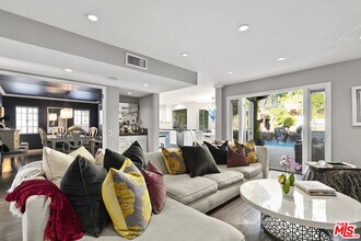 5176 Don Pio Dr in Los Angeles, CA - Building Photo - Building Photo