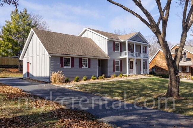 12012 Ensley Ln in Leawood, KS - Building Photo - Building Photo
