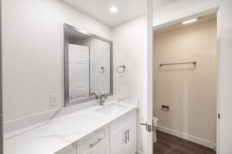 Enclave 693 in Thousand Oaks, CA - Building Photo - Building Photo