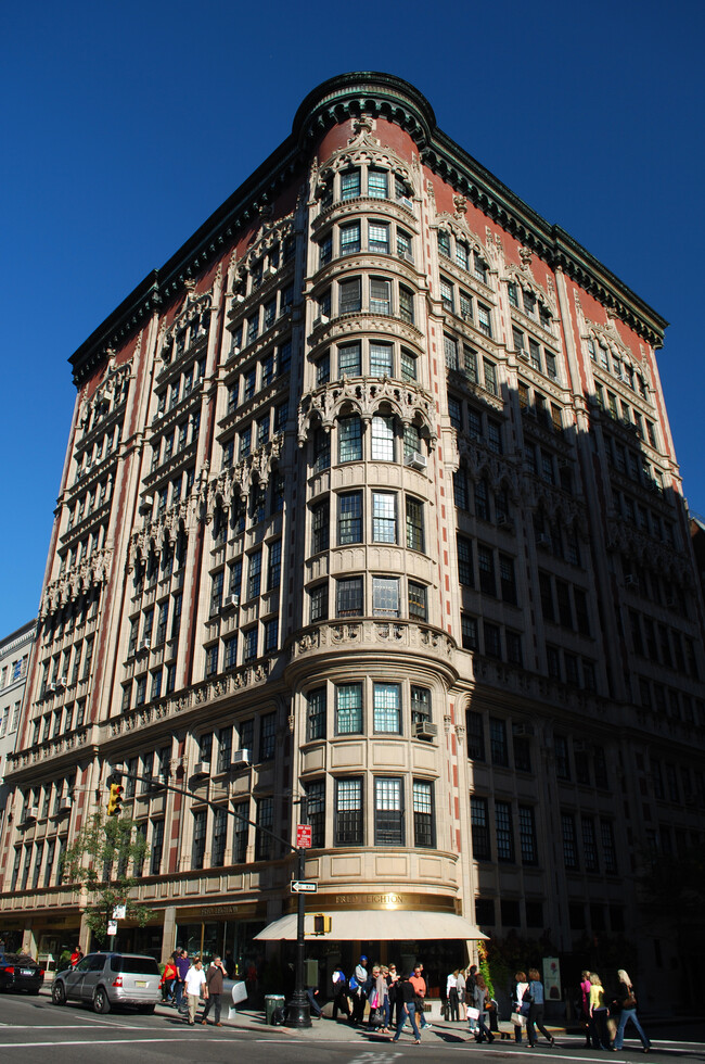 45 E 66th St in New York, NY - Foto de edificio - Building Photo