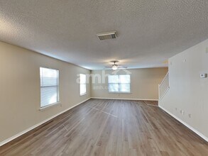 8319 Tavern Pt in San Antonio, TX - Foto de edificio - Building Photo