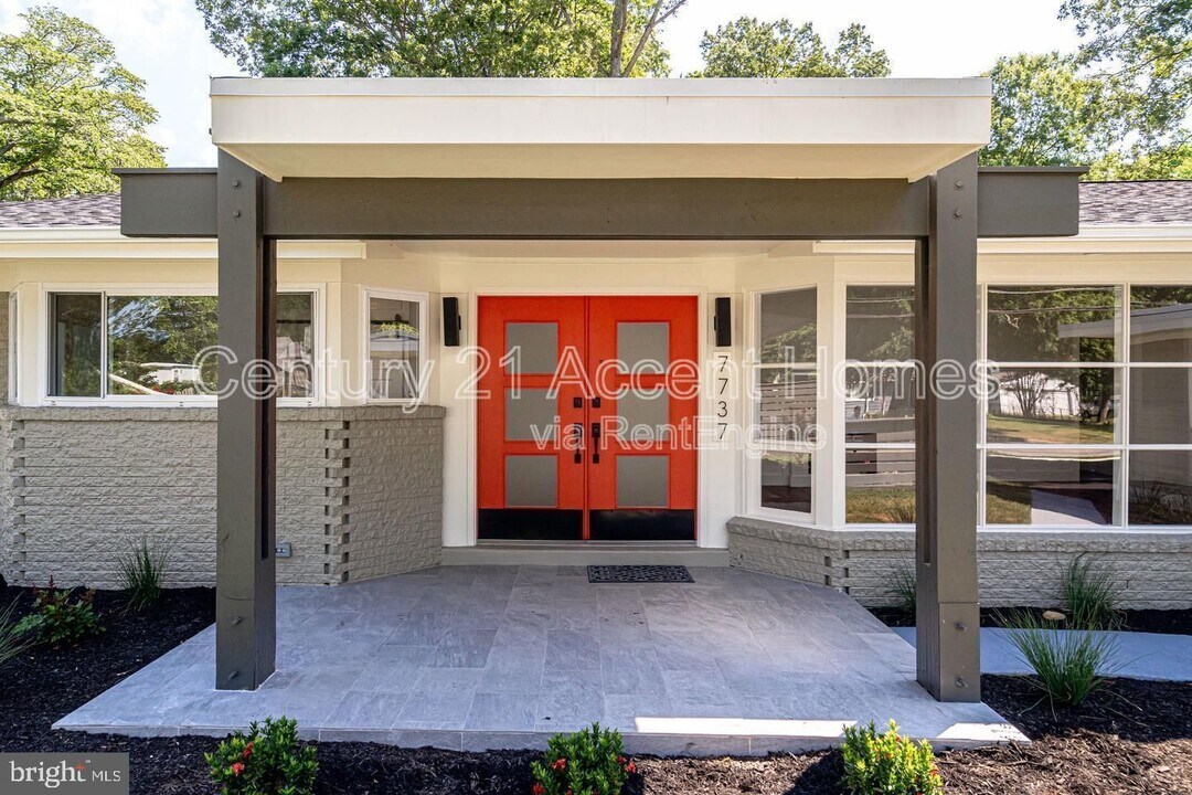 7737 Schelhorn Rd in Alexandria, VA - Building Photo