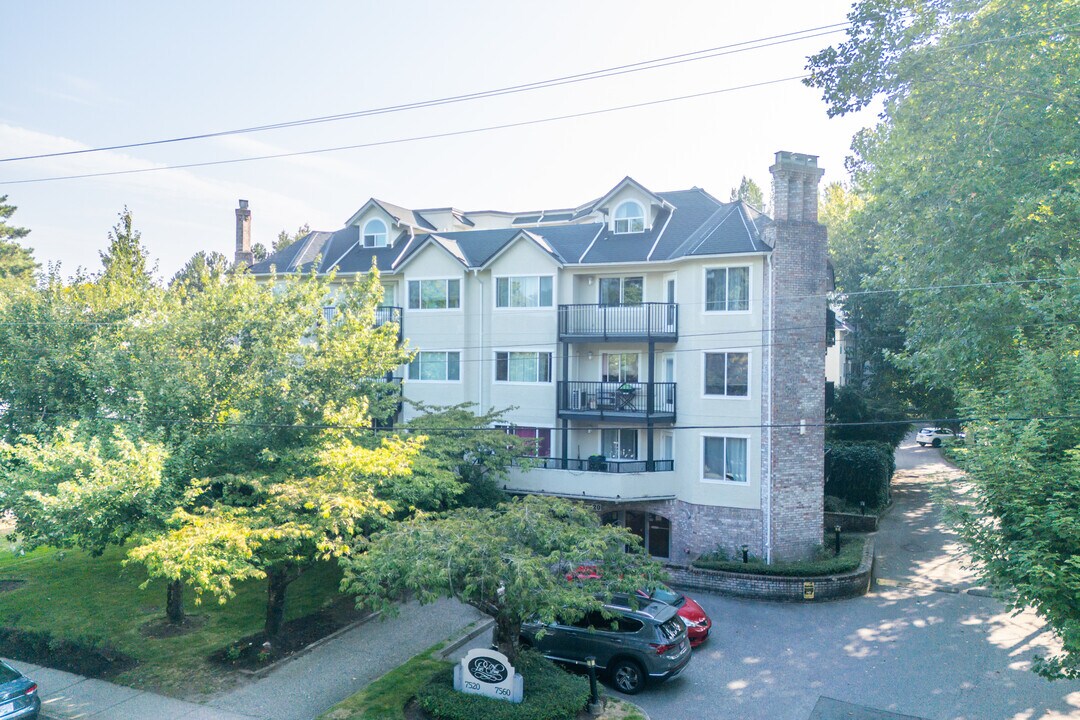 Parc Ellisse in Richmond, BC - Building Photo