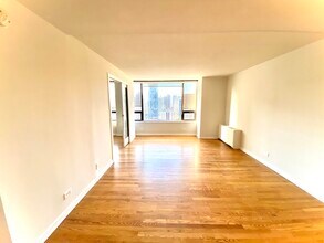 2 E Oak St in Chicago, IL - Building Photo - Building Photo