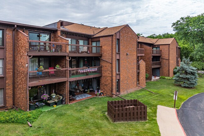 Cloisters of Forest Hills in Rockford, IL - Foto de edificio - Building Photo