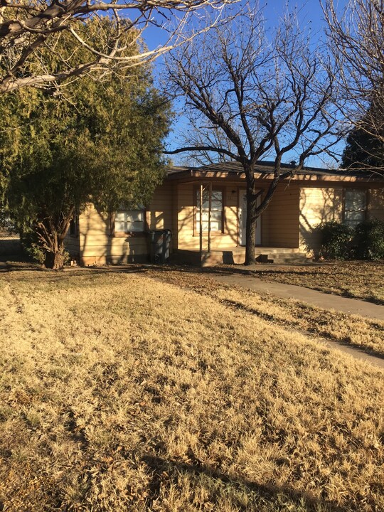 321 Avenue M, Unit 1 in Anson, TX - Building Photo