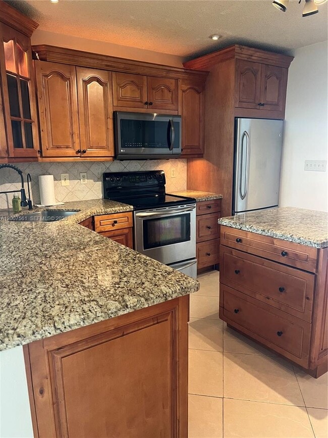 6805 NW 75th St in Tamarac, FL - Building Photo - Building Photo