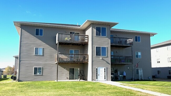 121 Aspen Ln, Unit 10 in Hills, IA - Foto de edificio - Building Photo