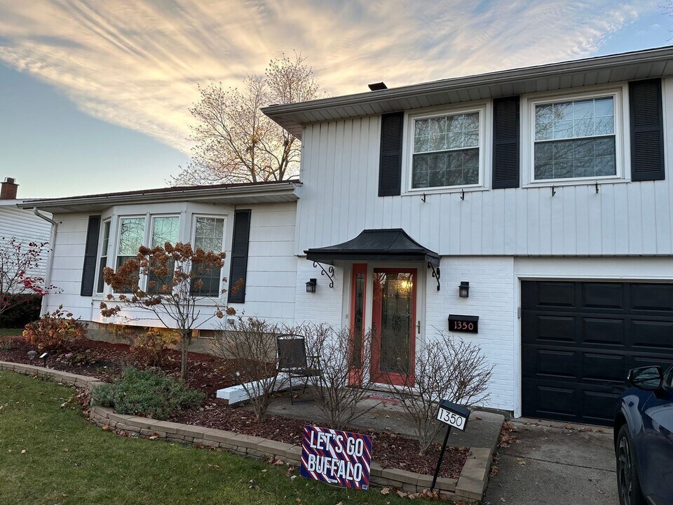 1350 Abington Pl in North Tonawanda, NY - Building Photo
