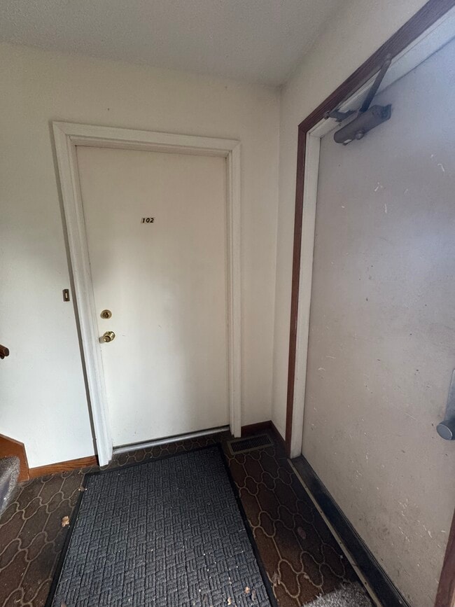 505 Kerry Dr, Unit 102 in Winona, MN - Building Photo - Building Photo