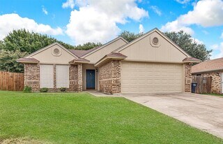 120 N Flaxseed Ln in Fort Worth, TX - Building Photo