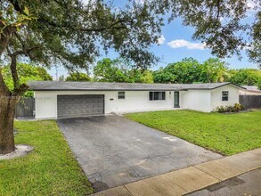 740 Beachwood Ln in Plantation, FL - Building Photo - Building Photo