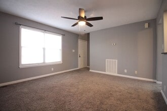 135 Waterford Dr in Oak Grove, KY - Building Photo - Building Photo
