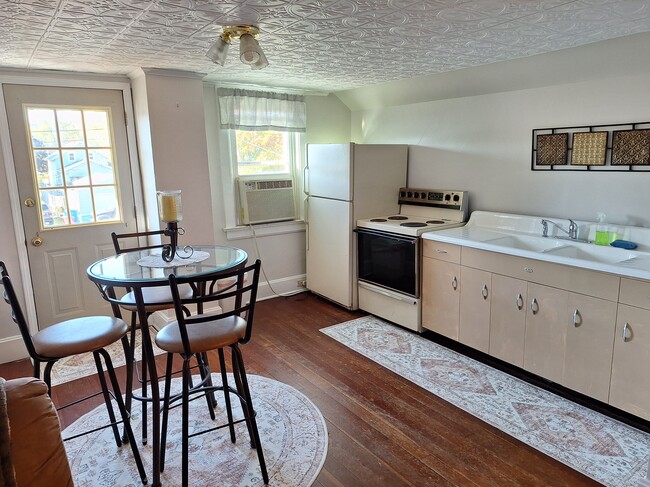 507 E 2nd St, Unit Quaint 2BR Upper Apartmen in Winona, MN - Foto de edificio - Building Photo