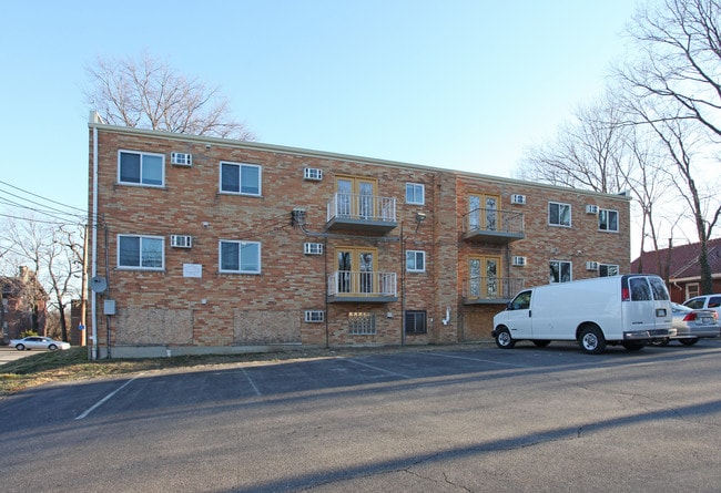 2329 Harrison Ave in Cincinnati, OH - Foto de edificio - Building Photo