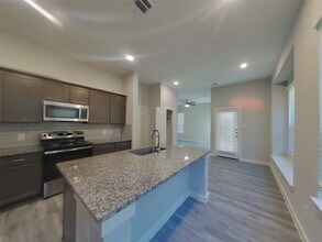 9835 Willow Creek Commerce Dr in Tomball, TX - Foto de edificio - Building Photo