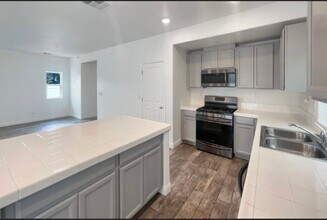 3731 Roseparke Way in Sacramento, CA - Foto de edificio - Building Photo