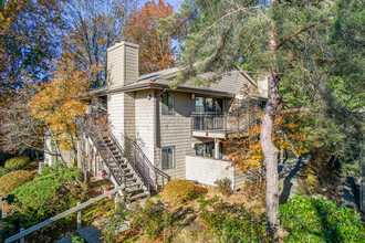 Kingsgate Park Condominiums in Lake Oswego, OR - Building Photo - Primary Photo