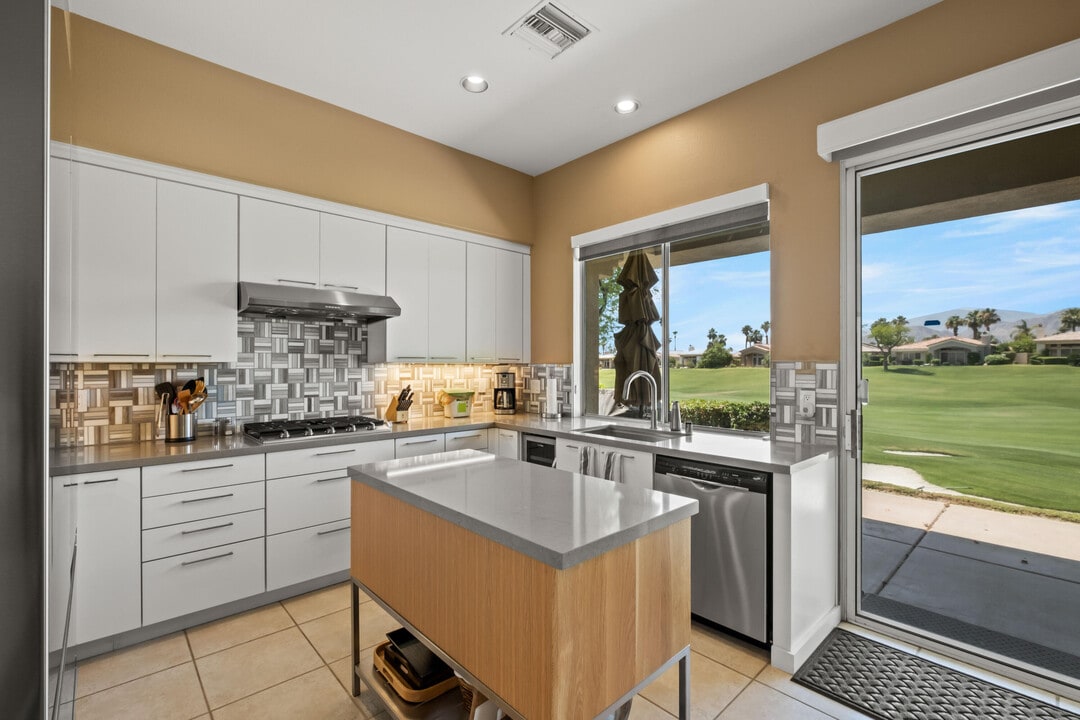 461 Desert Holly Dr in Palm Desert, CA - Building Photo