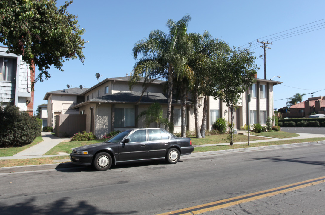 1704 Huntington St in Huntington Beach, CA - Foto de edificio