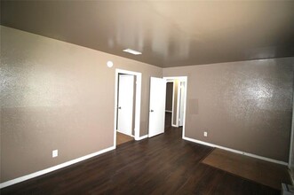 3130 S Llewellyn Ave in Dallas, TX - Building Photo - Building Photo