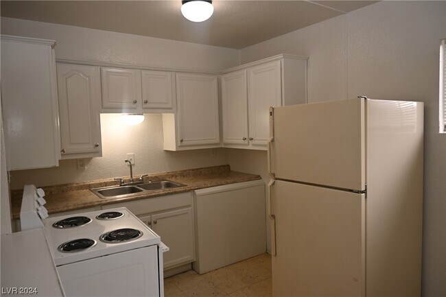 1610 Marlin Ave-Unit -A in Las Vegas, NV - Building Photo - Building Photo