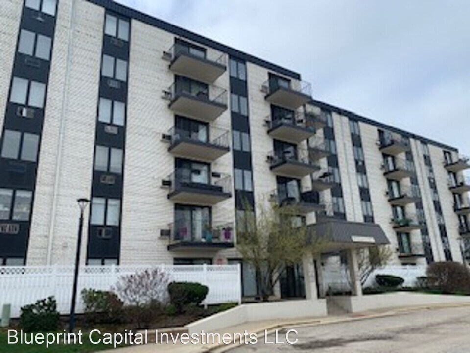 9078 W Heathwood Dr-Unit -Unit 3C in Niles, IL - Building Photo