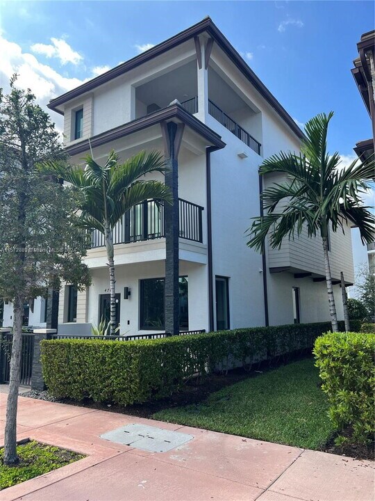 4740 NW 81st Ave in Doral, FL - Building Photo